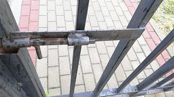 Мастер выполнил установку замка в калитку